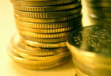 Romanii inca aleg cash-ul si nu cardul. Creditele in lei nu se ieftinesc la comanda BNR.