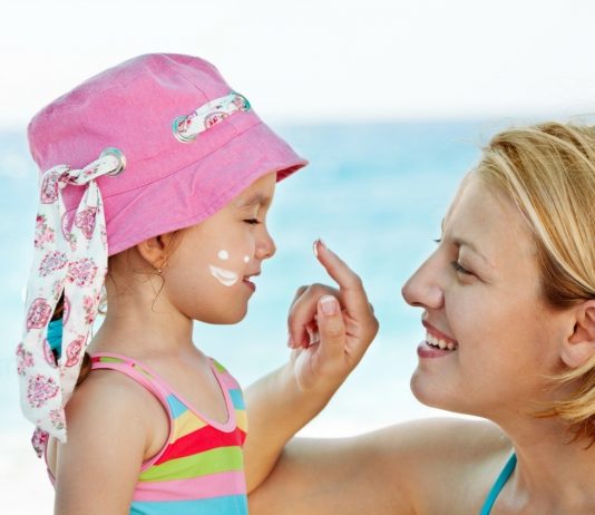 Cea mai buna protectie solara pentru copii, potrivit dermatologilor