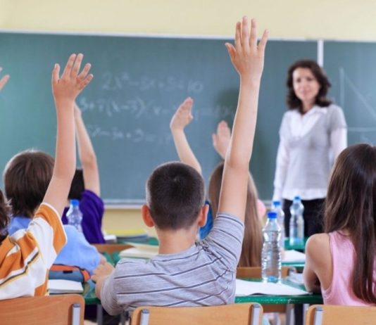 Elevii dau rezultate bune daca sunt mai putini in clasa