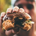 De ce este mai probabil ca femeile sa devina vegane decat barbatii?