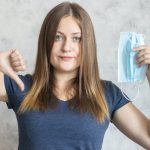 Cum sa vorbesti cu prietenii tai care nu accepta purtarea mastii