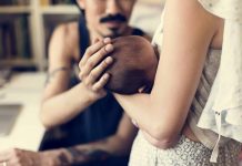 Bebelusul meu ia atat de mult san incat vomita, ce fac, continui sa-i dau la cerere?