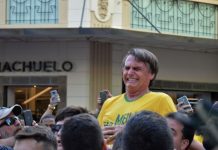 Candidatul de extrema dreapta din Brazilia este injunghiat la un eveniment de campanie