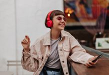 Ascultarea muzicii poate reduce stresul? Cercetare, beneficii si genuri