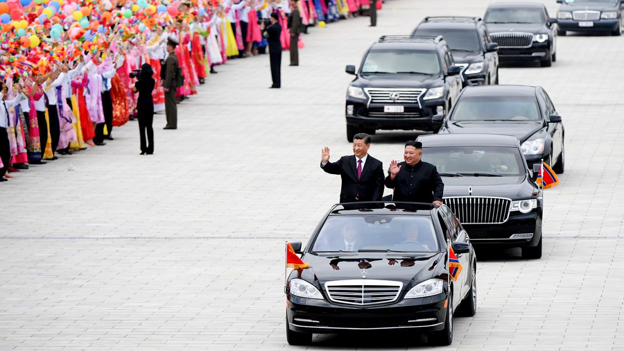 Liderul chinez Xi Jinping si omologul nord-coreean Kim Jong Un fotografiati in timpul unei vizite de la Xi la Phenian in 2019.