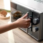 10 lucruri pe care nu ar trebui sa le pui niciodata in cuptorul cu microunde