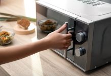 10 lucruri pe care nu ar trebui sa le pui niciodata in cuptorul cu microunde