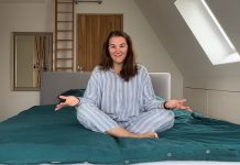 12 intinderi calmante de yoga pe care le poti face din pat